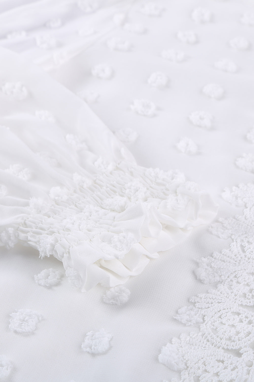 Blusa con manga farol y encaje de lunares