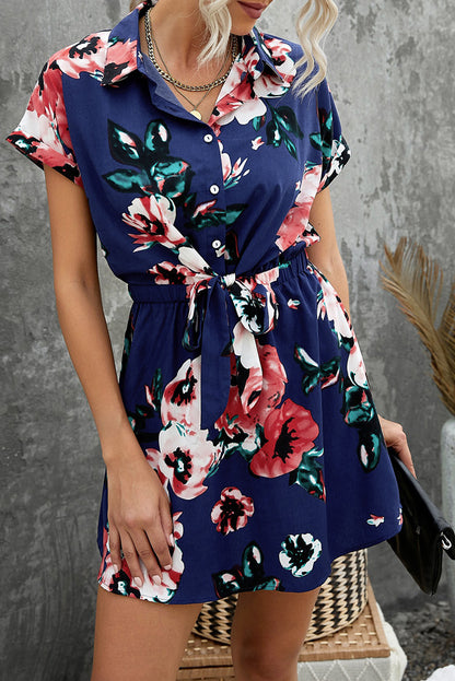 Mini-robe à manches courtes et col chemise à pois 