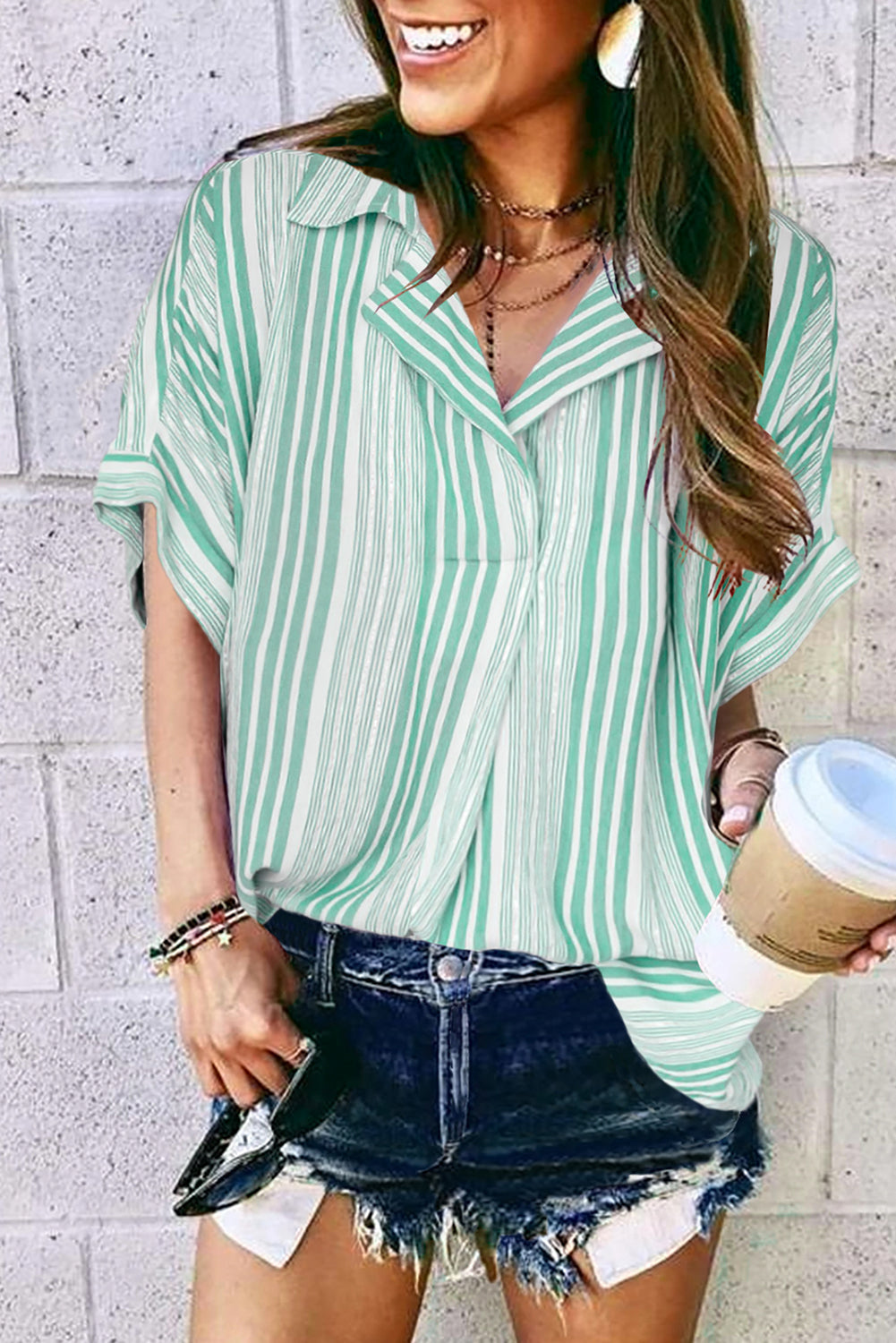 Blusa holgada a rayas con botones en la espalda