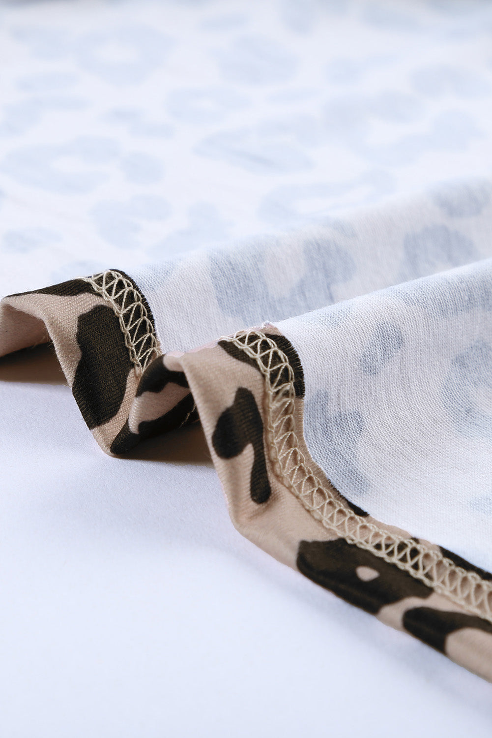 Camiseta con estampado de camuflaje y cuello redondo con bolsillo