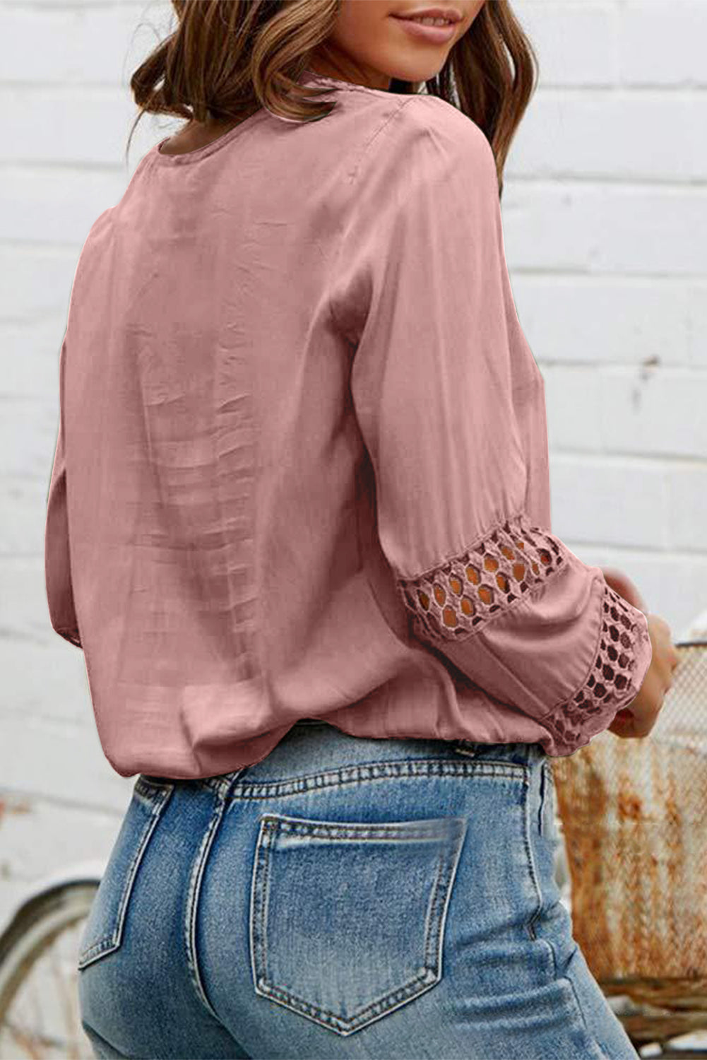 Blusa calada de croché con cuello en V profundo