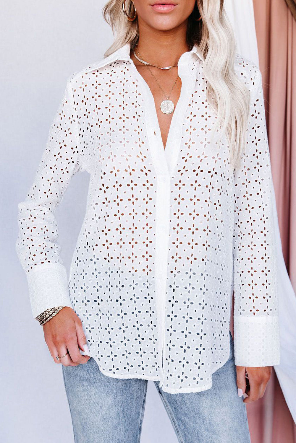 Camisa ahuecada con estampado floral de ojales de manga larga