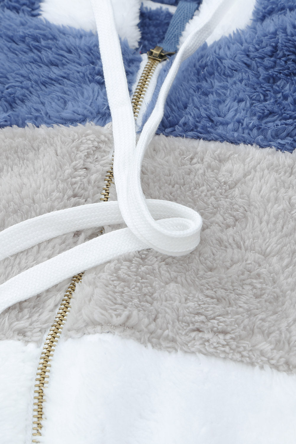 Abrigo sherpa con cremallera y bloques de color rojo vino con capucha 