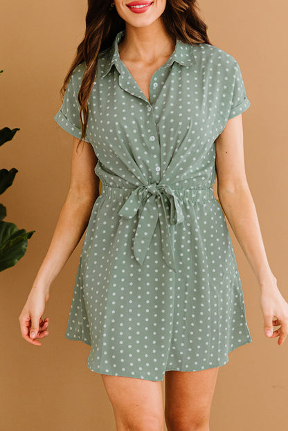 Mini-robe à manches courtes et col chemise à pois 