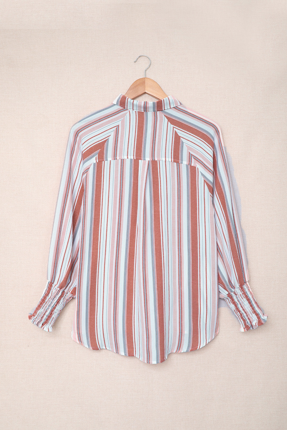 Chemise boutonnée rayée à poches et fentes 