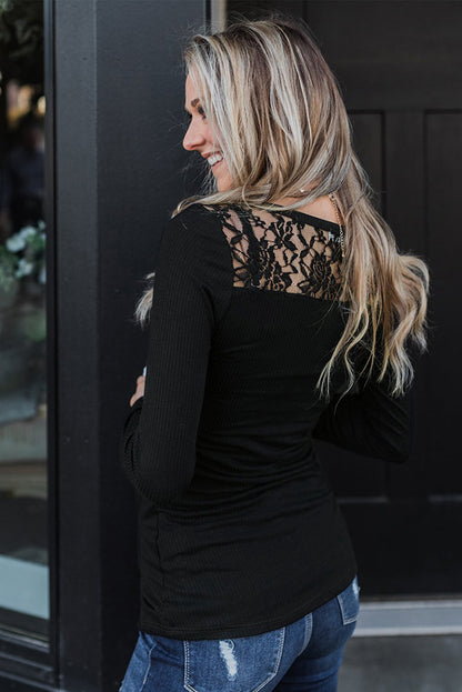 Haut Henley boutonné avec dos en dentelle 