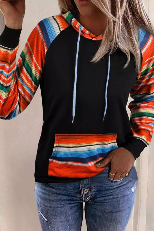 Sudadera con capucha con bolsillo de canguro y patchwork de rayas de colores multicolores