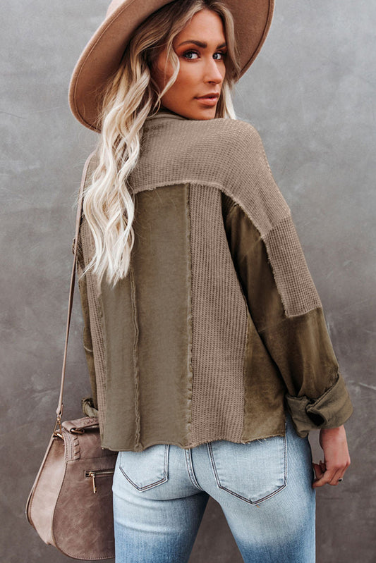 Chaqueta de punto tipo gofre con botones y detalle de costuras rasgadas