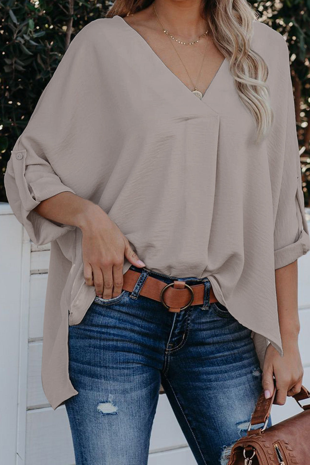 Camisa con cuello en V y manga 3/4 con dobladillo alto y bajo