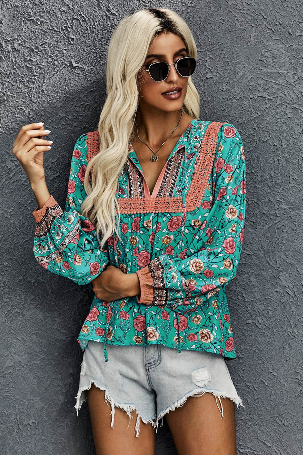 Chemisier fleuri à col en V et manches lanternes