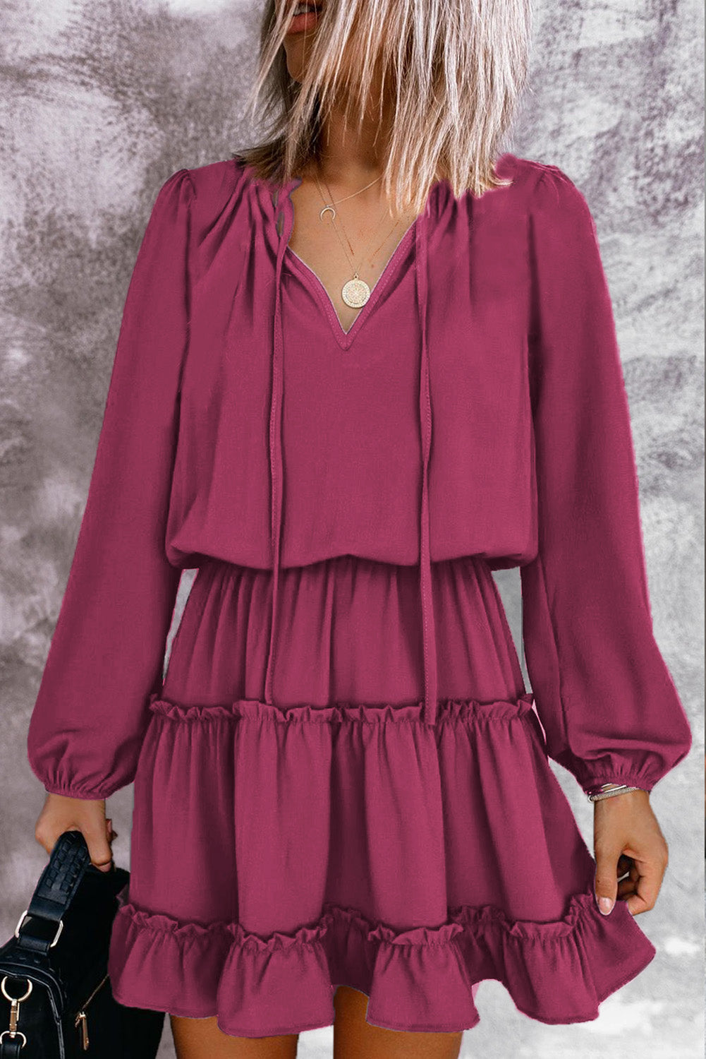 Mini vestido escalonado con volantes y manga larga con cuello en V