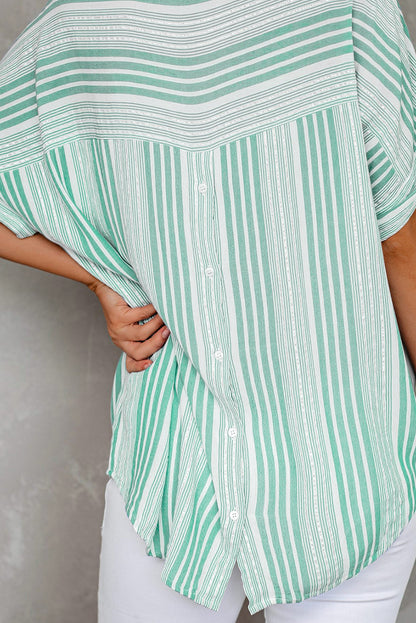 Blusa holgada a rayas con botones en la espalda