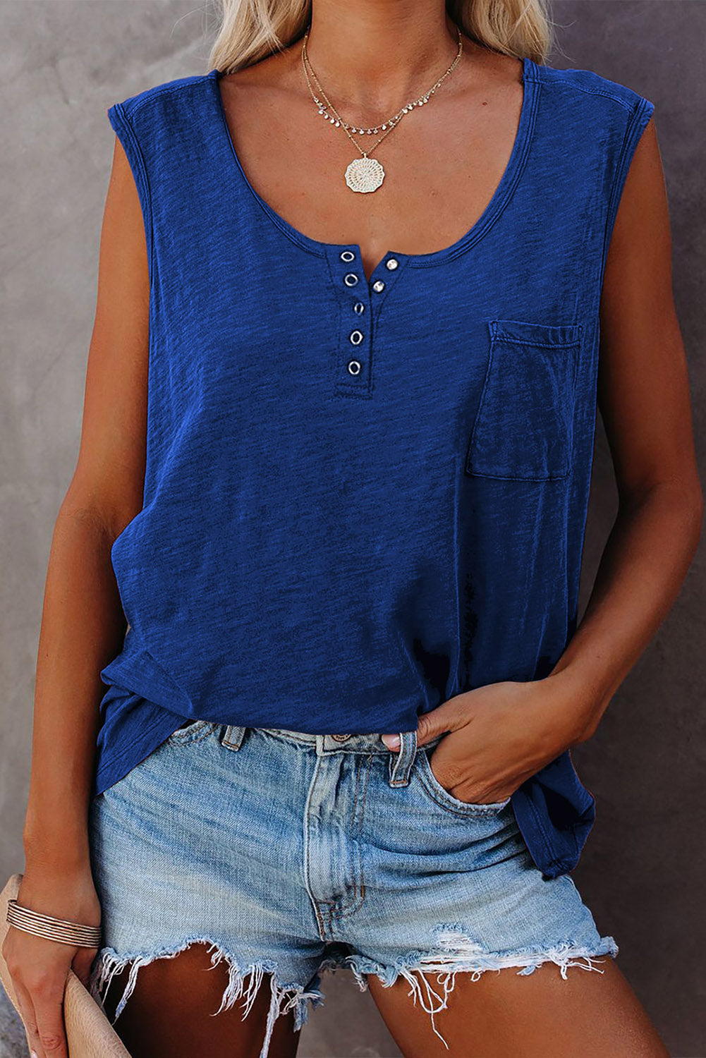 Camiseta sin mangas con cuello redondo y botones a presión con bolsillo