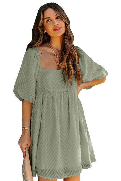 Mini-robe babydoll à col carré et manches bouffantes