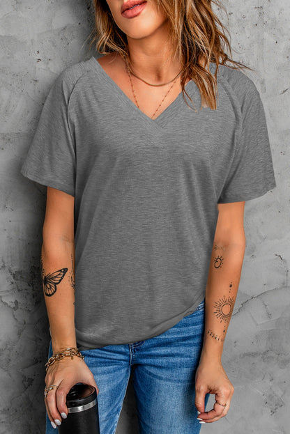 T-shirt col V graphique « Everything Is Fine Letters »