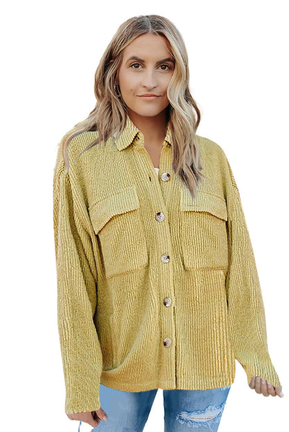 Chaqueta texturizada de canalé con botones y bolsillos rojos 