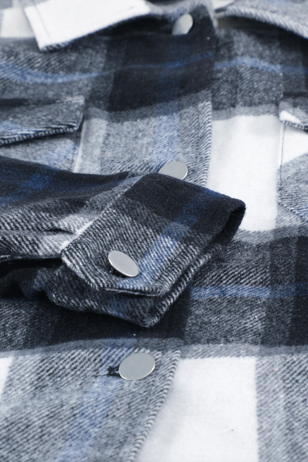 Abrigo estilo camisa con botones y estampado de cuadros caqui con bolsillo 