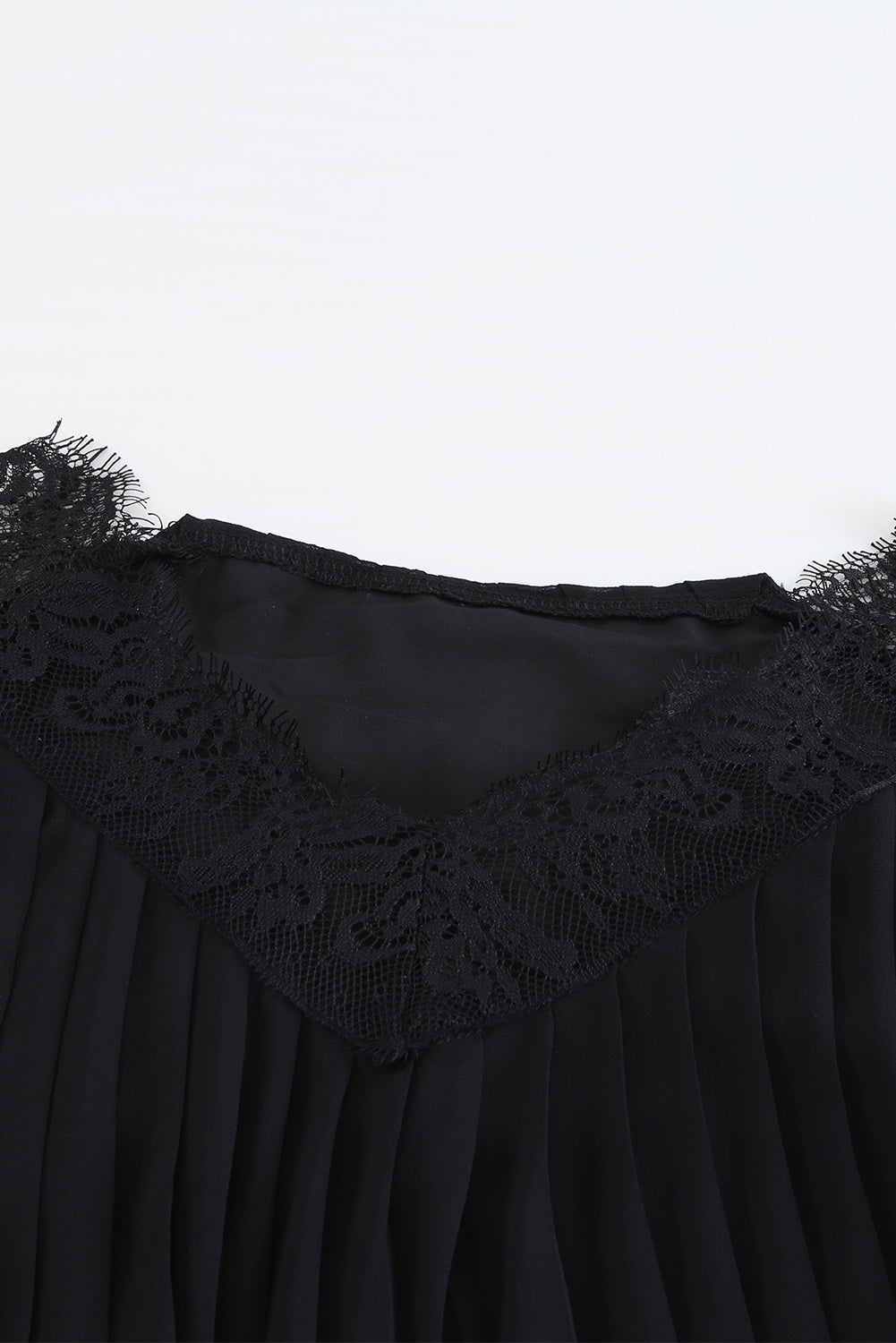 Mini-robe plissée en dentelle patchwork à manches lanternes