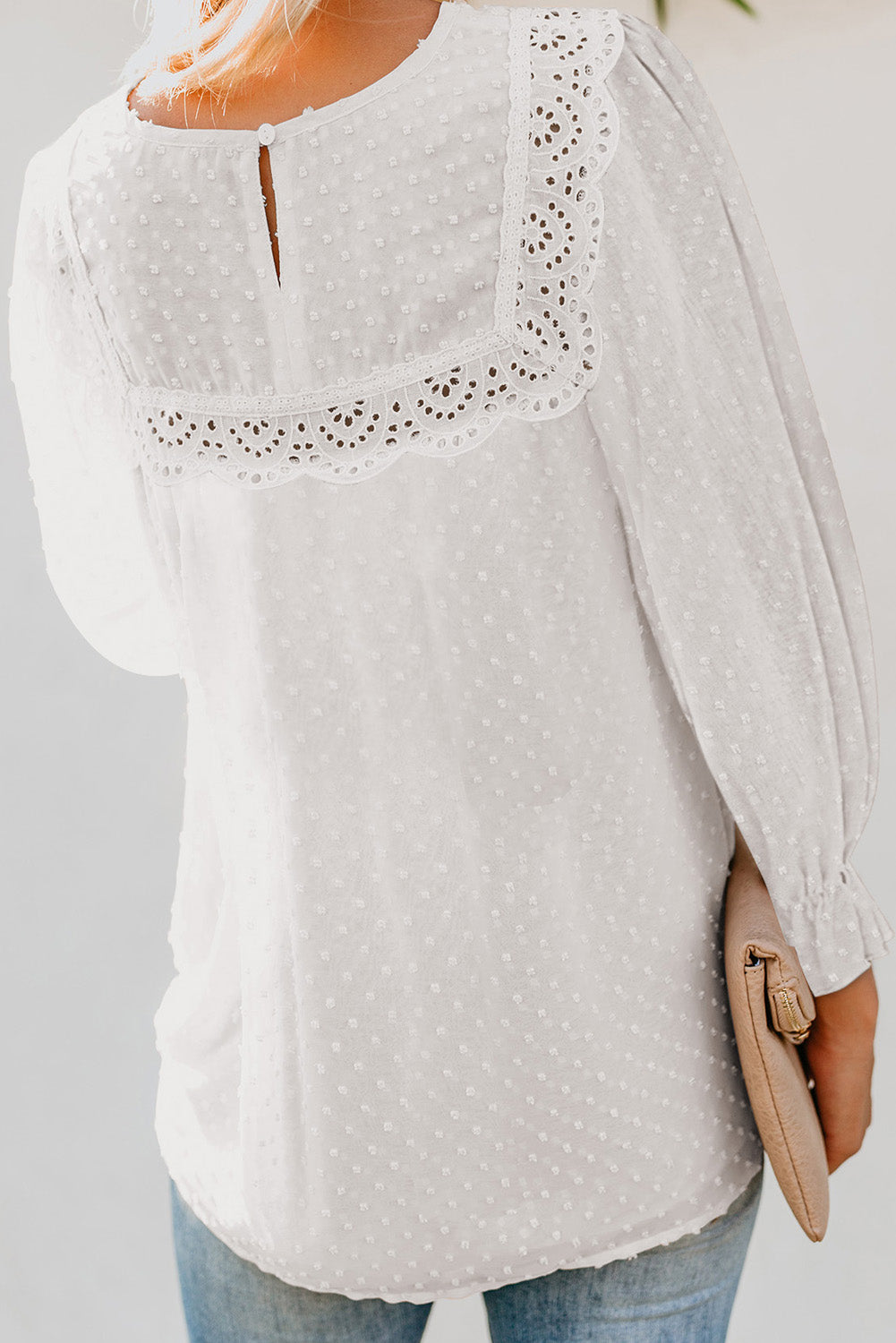 Blusa con mangas con volantes y lunares suizos