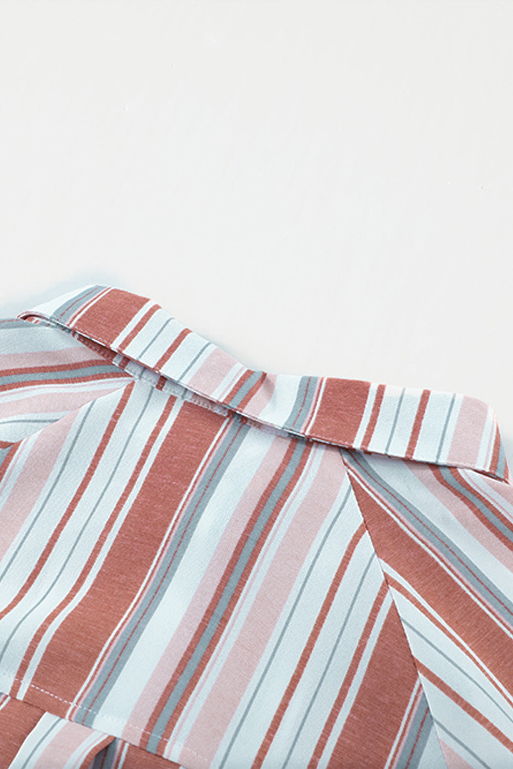 Chemise boutonnée rayée à poches et fentes 