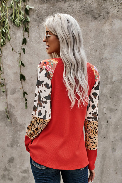 Haut en tricot gaufré à imprimés multiples et manches color-block 