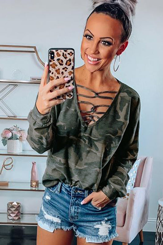 Blusa de camuflaje con cuello en V ahuecado
