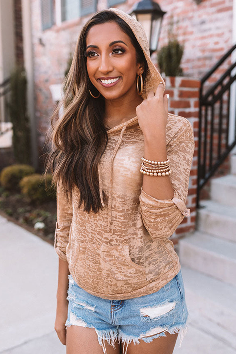 Sudadera con capucha de color caqui con cordón y bolsillo canguro