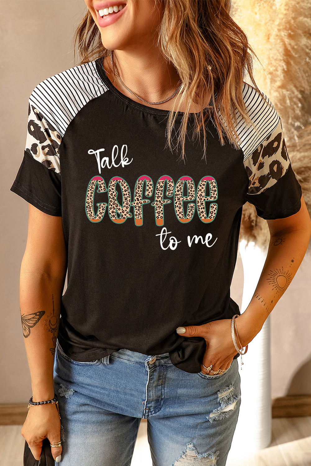 Camiseta de mujer de manga corta con estampado de leopardo a rayas