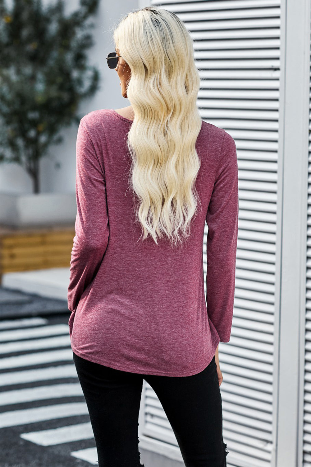 Top de manga larga con cuello en V entrecruzado