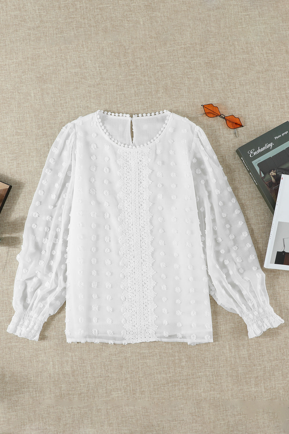 Blusa con manga farol y encaje de lunares