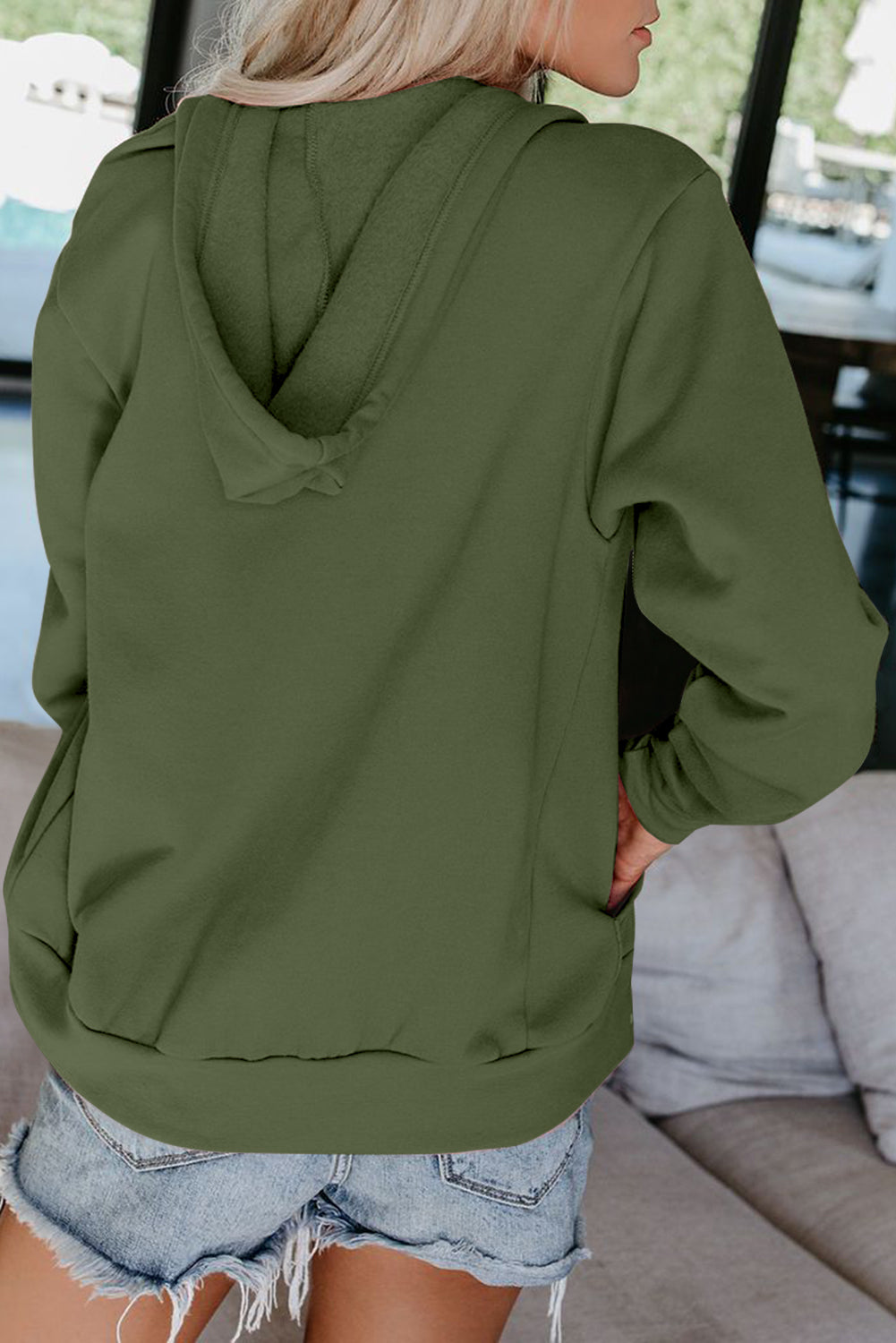 Chaqueta con capucha y cordón con bolsillo con cremallera