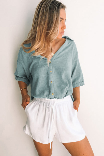 Camisa holgada de manga corta con botones y cuello en V 