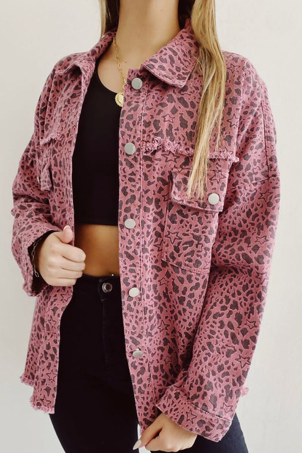 Chaqueta vaquera con botones y estampado de estrellas y lunares de animales