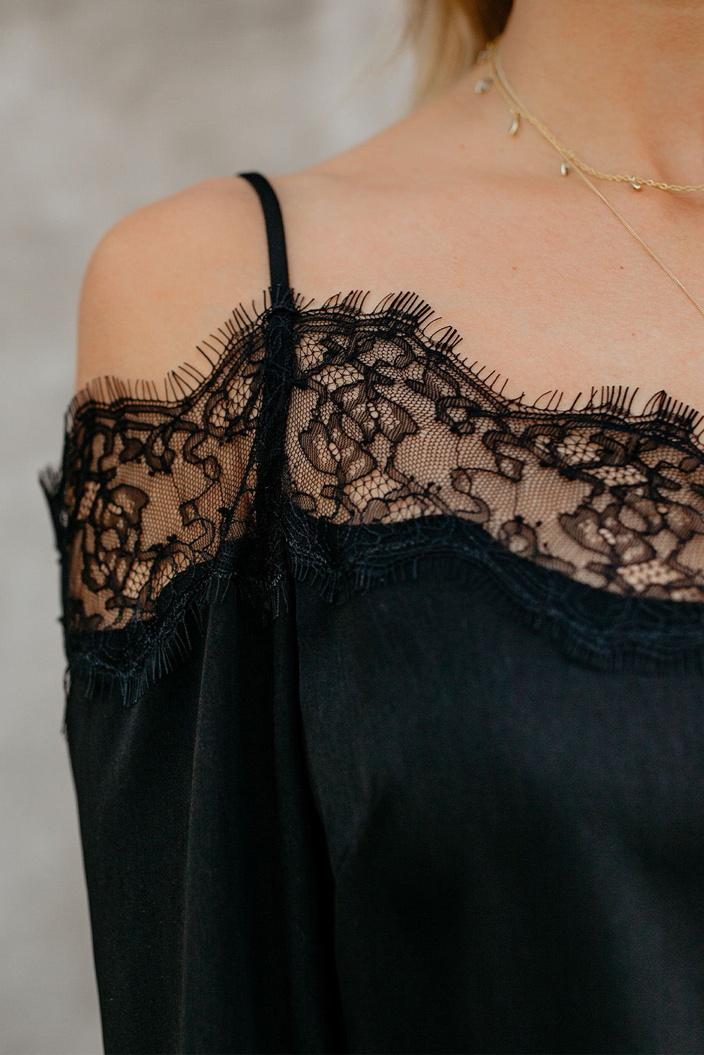 Blusa de encaje con hombros descubiertos