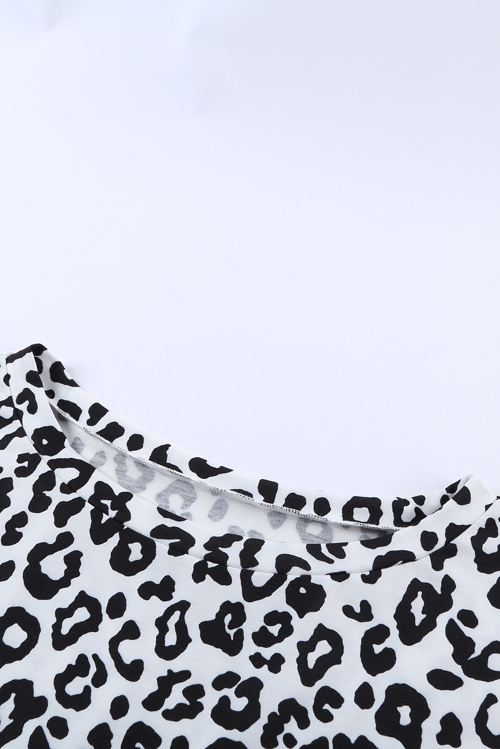 Camiseta con estampado de camuflaje y cuello redondo con bolsillo