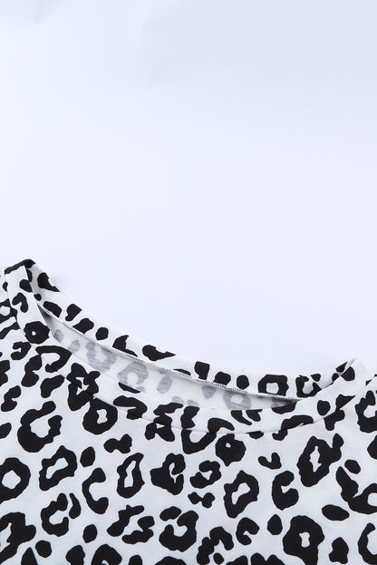 Camiseta con estampado de camuflaje y cuello redondo con bolsillo