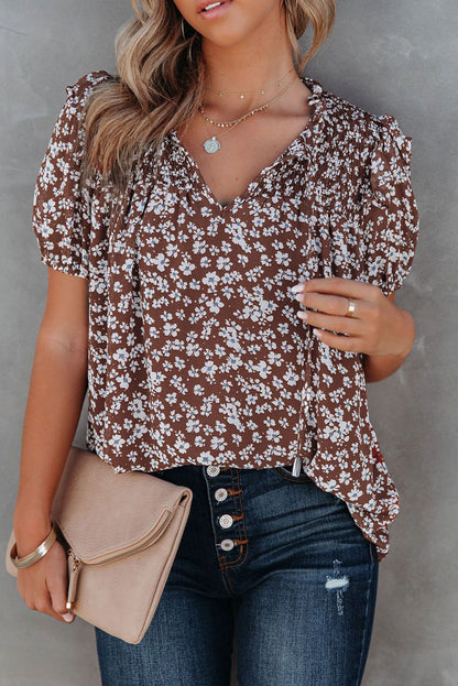 Camiseta con cuello en V y volantes fruncidos con estampado floral