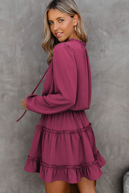 Mini vestido escalonado con volantes y manga larga con cuello en V