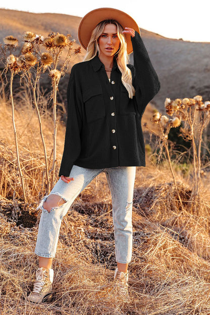 Chaqueta texturizada de canalé con botones y bolsillos rojos 