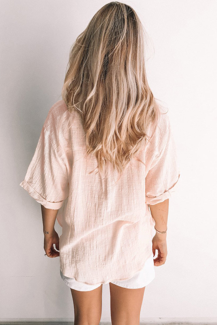 Camisa holgada de manga corta con botones y cuello en V 