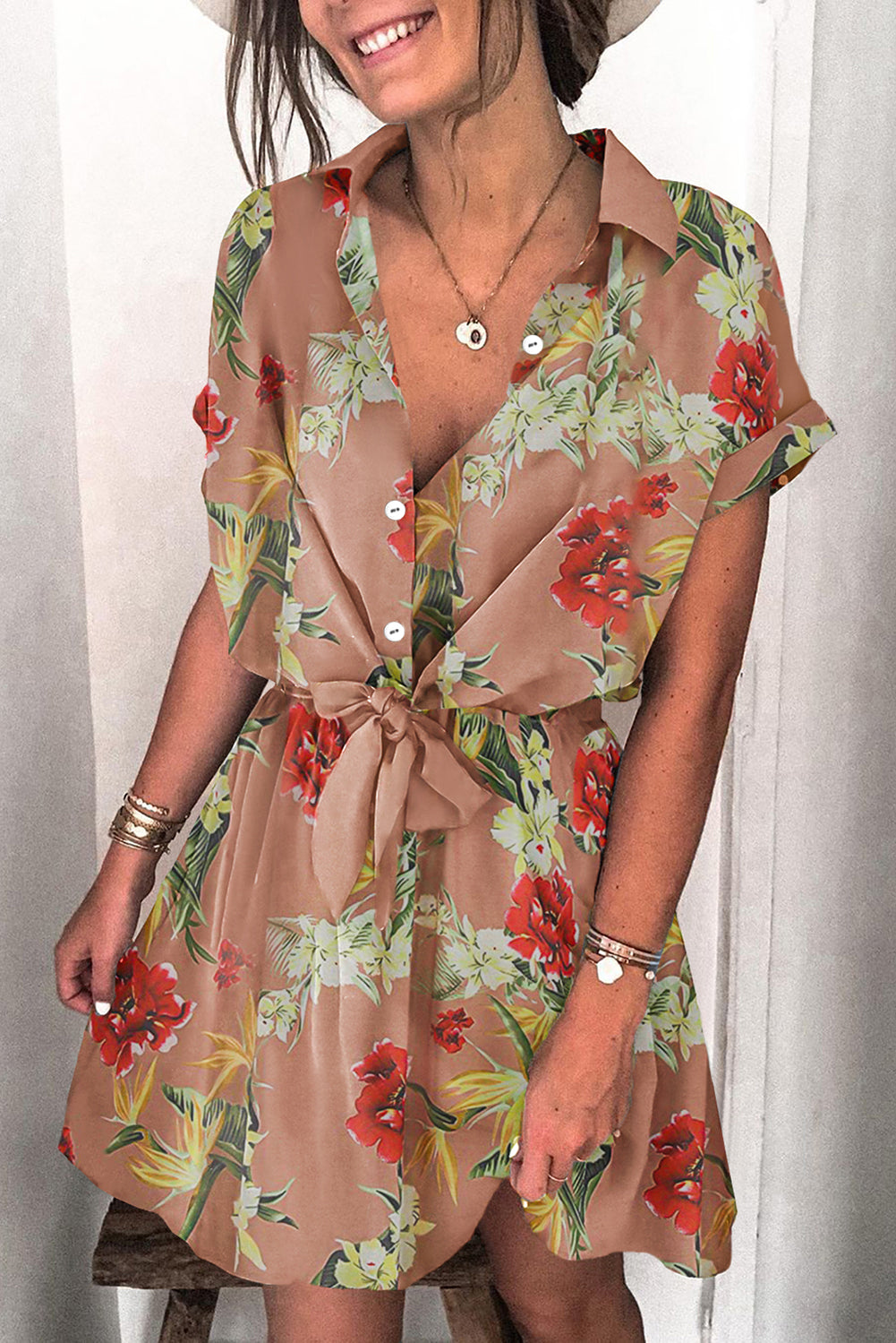 Mini-robe à manches courtes et col chemise à pois 