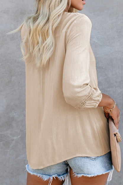 Chemise unie à col en V et boutons décoratifs en dentelle