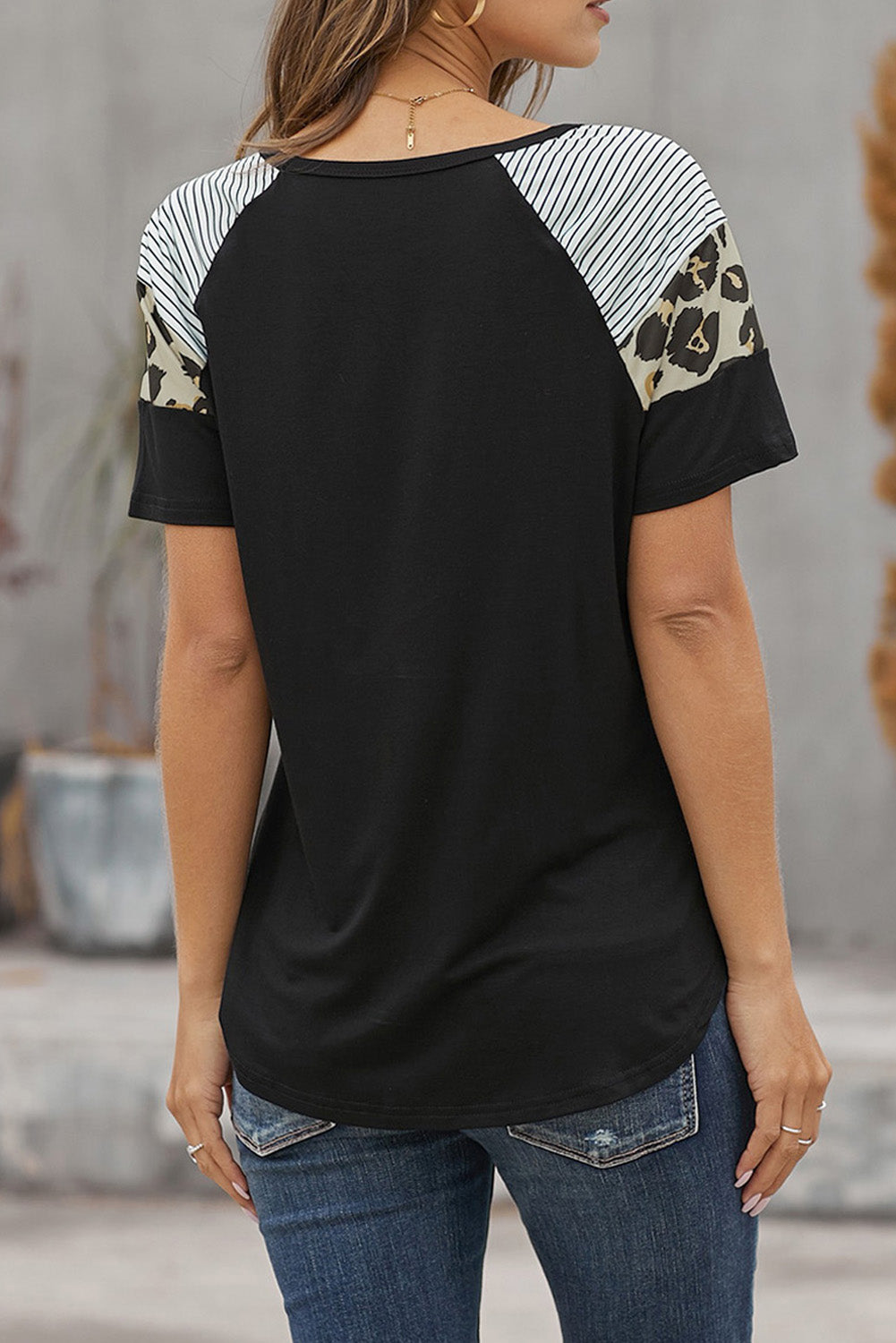 Camiseta de mujer de manga corta con estampado de leopardo a rayas