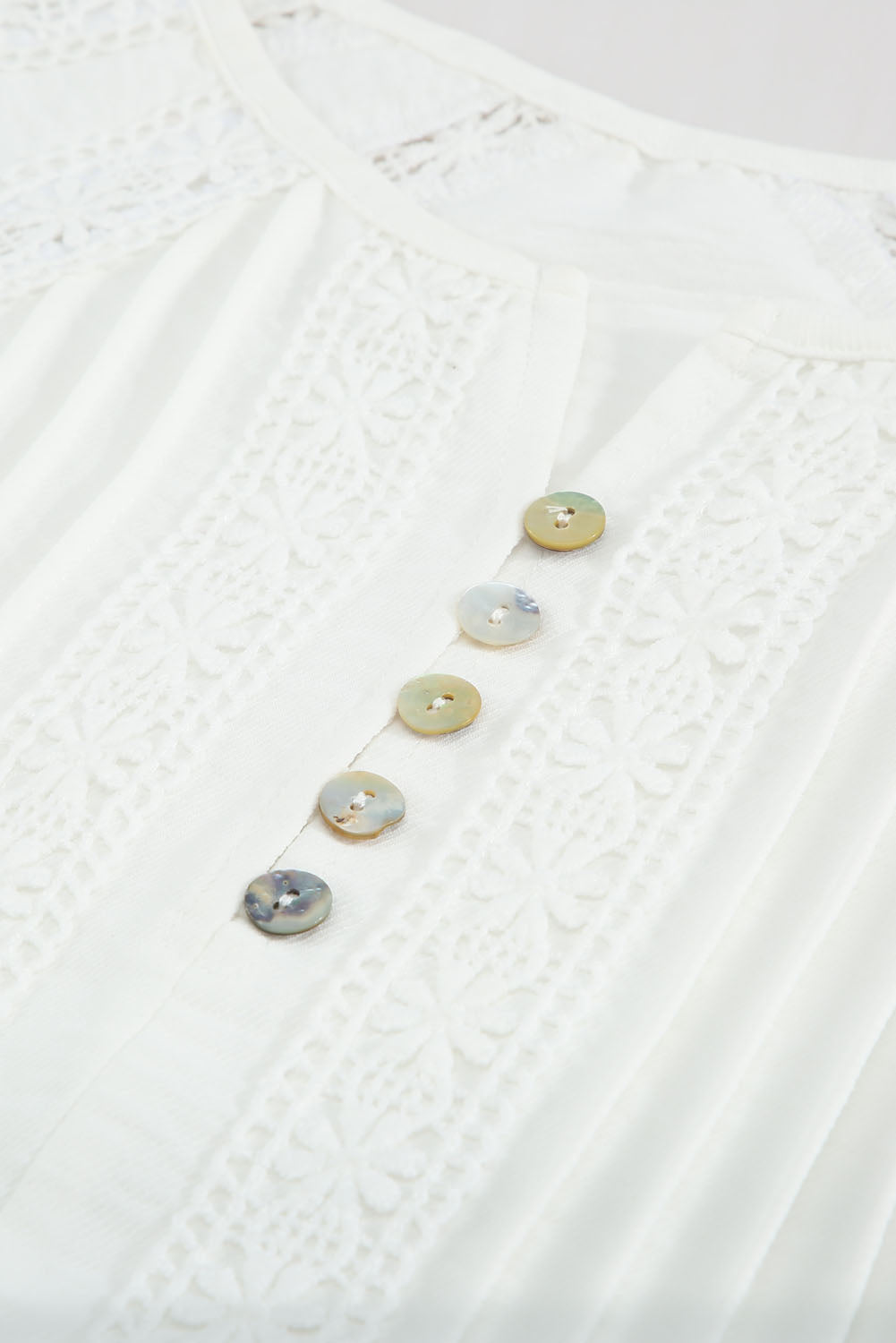 Top de manga corta con ojales de ganchillo