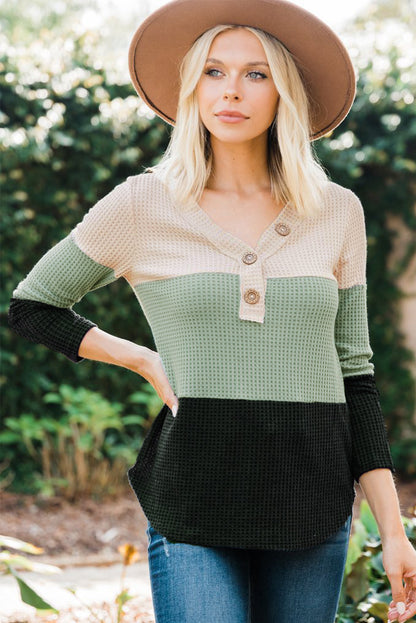 Pull en maille gaufrée à boutons et col en V