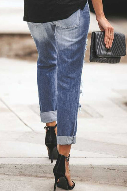 Jean taille moyenne, coupe droite, effet usé