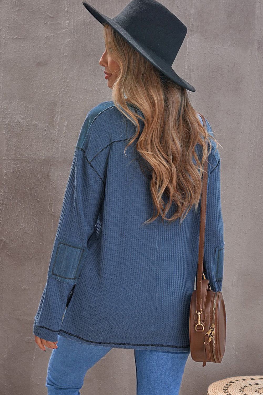 Haut boutonné à manches longues et patchs de coude gaufrés 