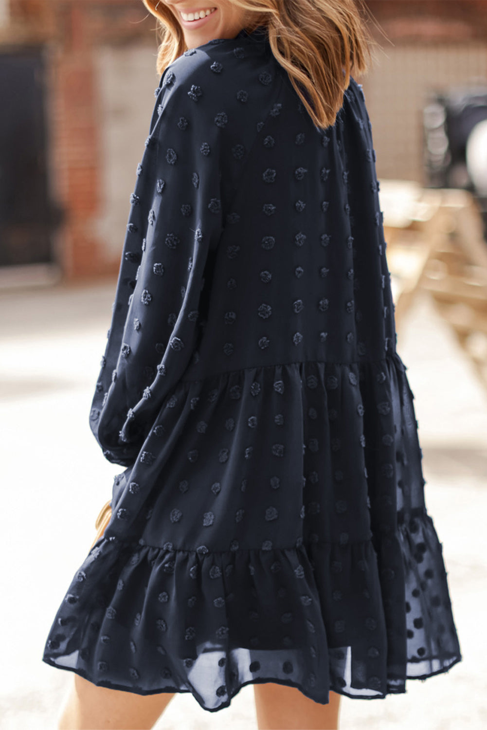 Mini-robe bleu foncé à manches longues bouffantes en maille à pois suisses