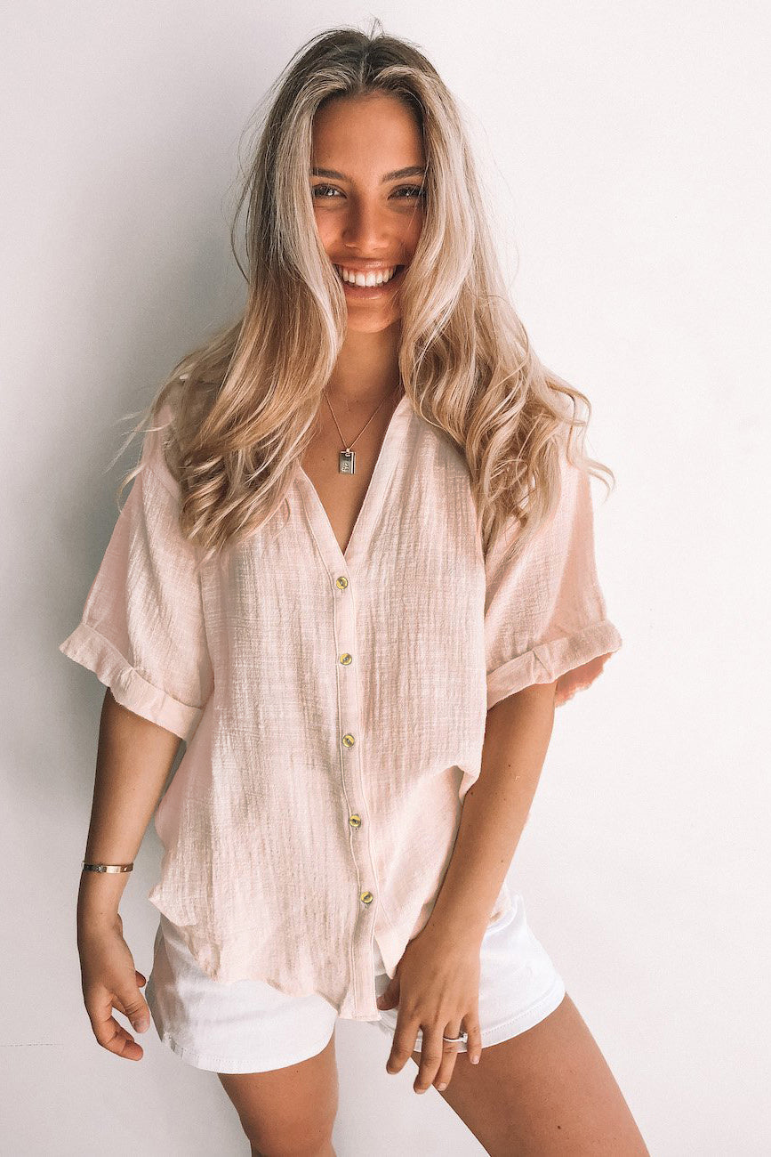 Camisa holgada de manga corta con botones y cuello en V 