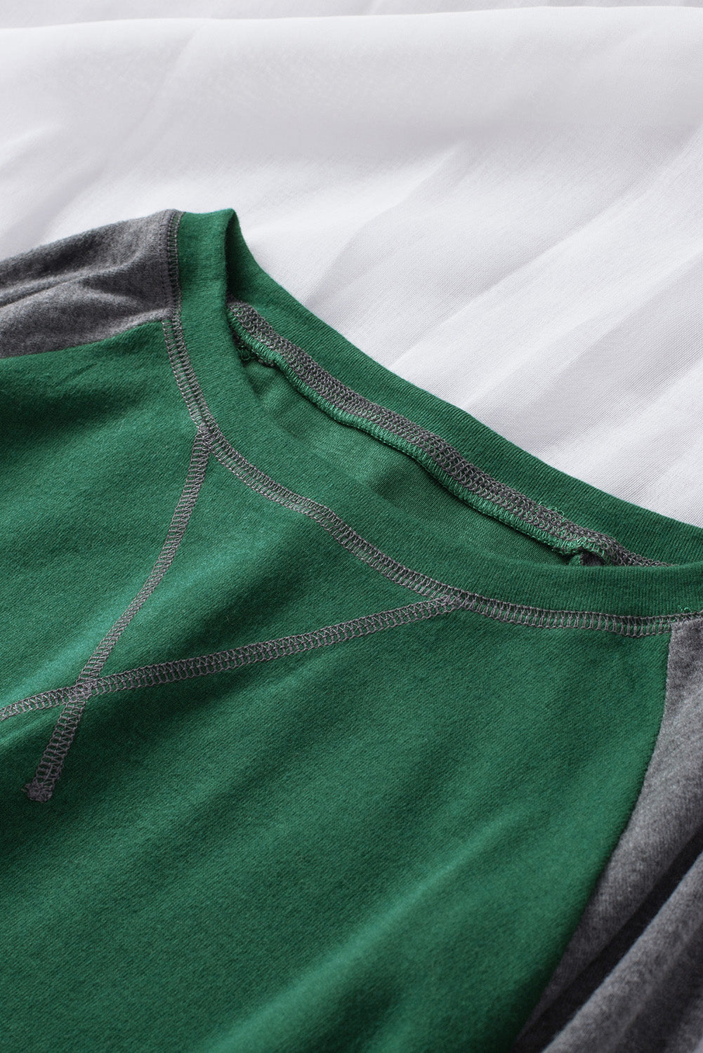 Top de manga raglán con bloque de color caqui